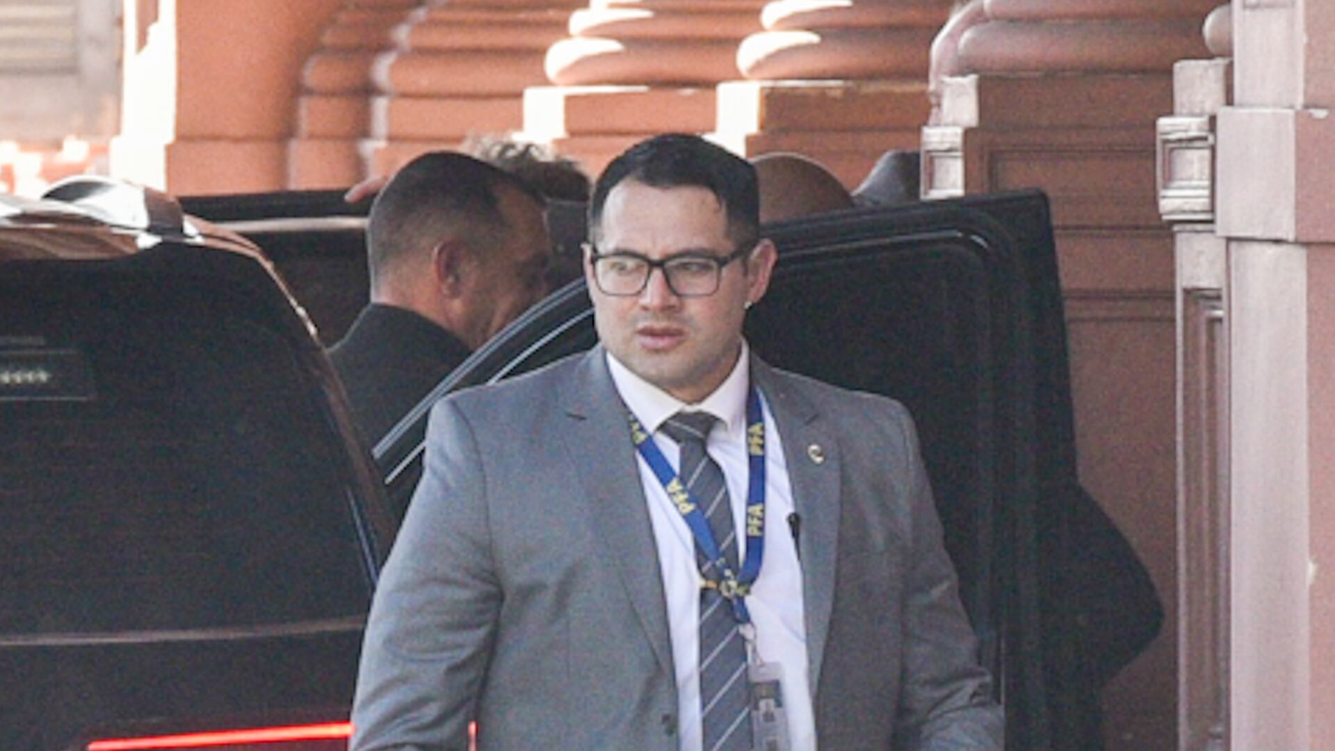 La llegada de Javier Milei a la reunión de Gabinete del miércoles, tapado por la custodia presidencial. Fotografía: Adrián Escandar