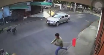 Una escoba y el claxon