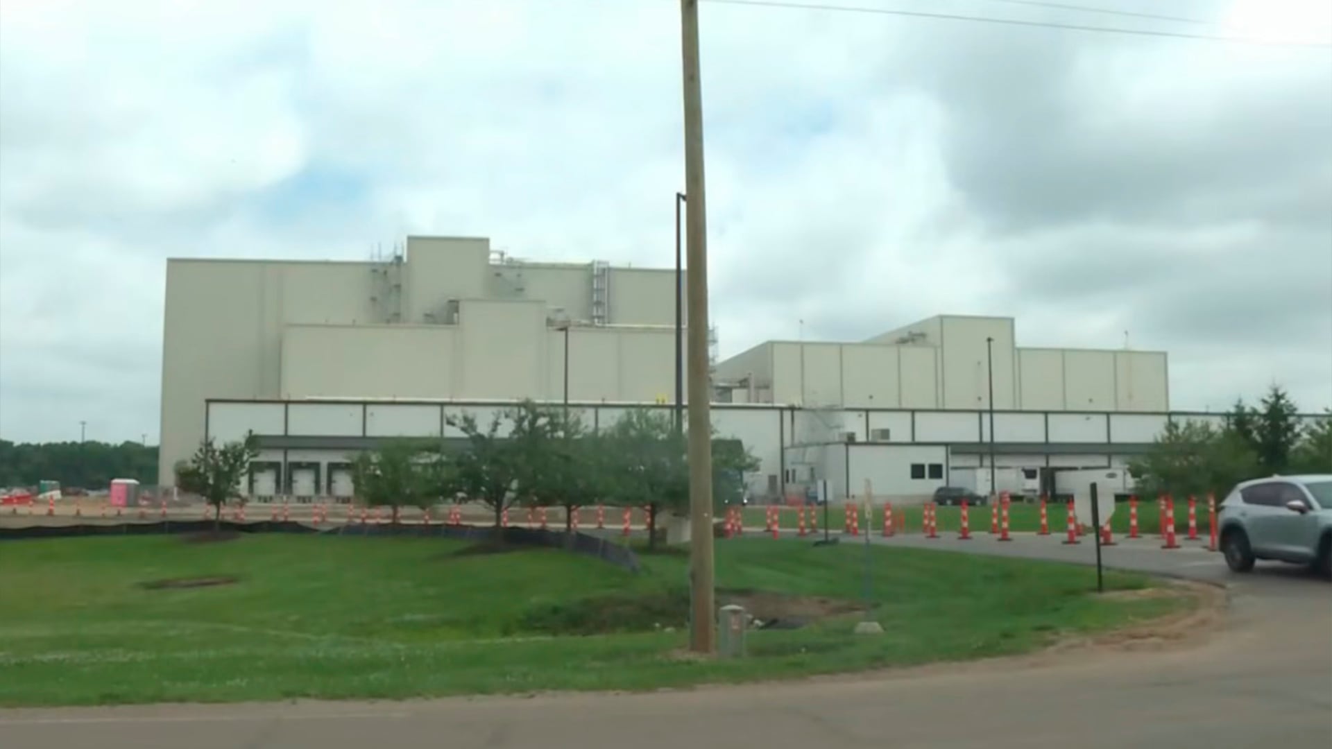 La discusión entre los dos trabajadores en Clemens Food Group se originó por la posesión de un cuchillo de trabajo (Captura de video)
