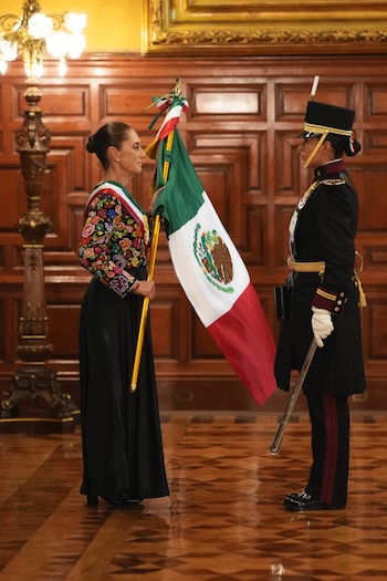 Parte del atuendo que usó Claudia Sheinbaum en su segundo Grito de Independencia. (Gobierno de México)