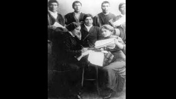 María Jesús Alvarado Rivera, sentada