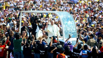 Papa Francisco en el 'papamóvil'.