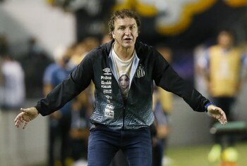 Cuca con la remera en