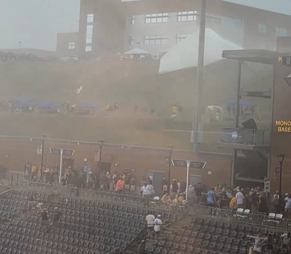 El temporal arrasó decenas de carpas de aficionados y obligó a los presentes a huir mientras volaban sillas y otros objetos (X/InsideTheDome)