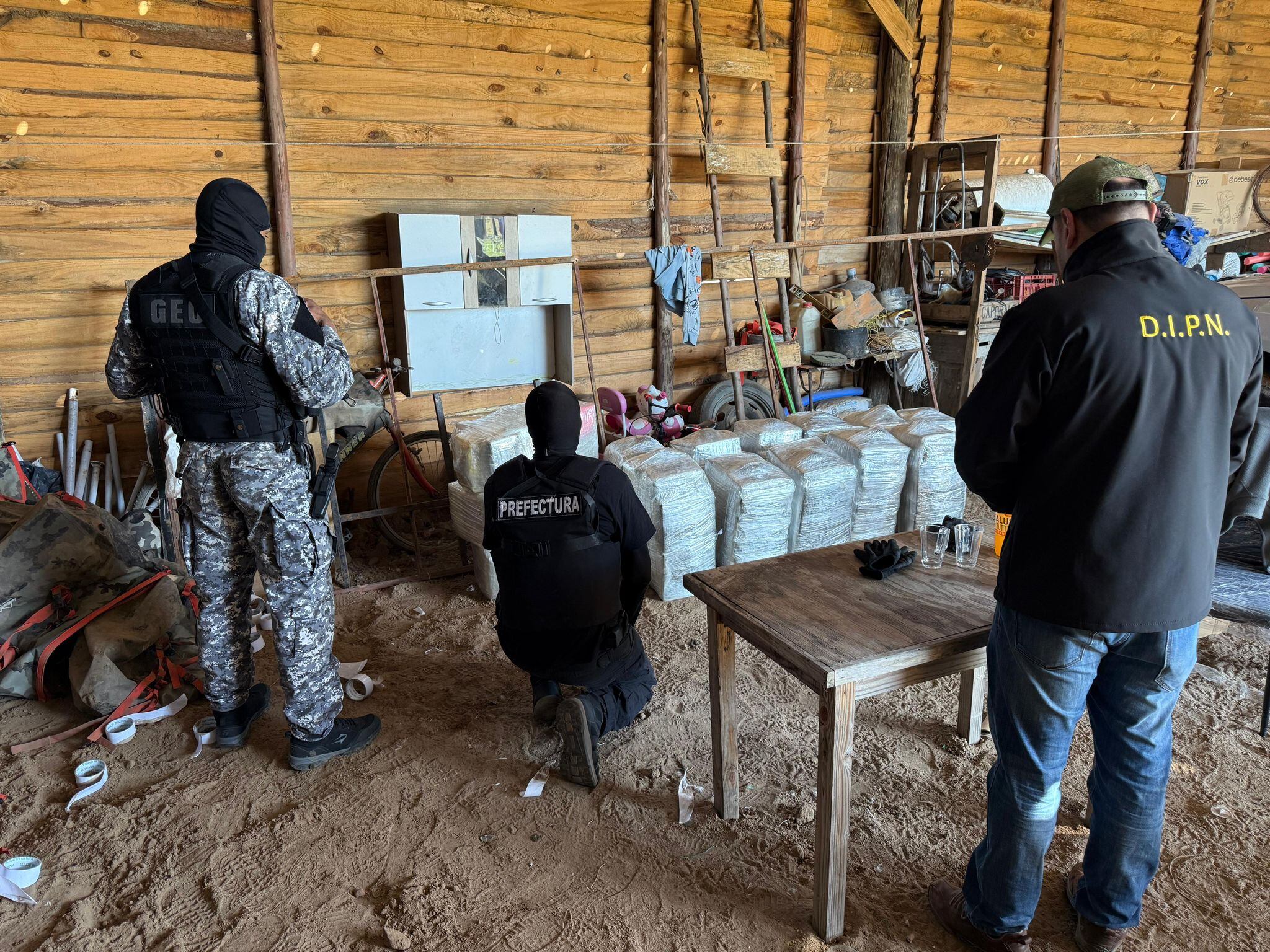 Dos toneladas de cocaína estaban enterradas en una chacra en Montevideo, lista para ser enviada en lancha hasta un barco en altamar (Ministerio del Interior)