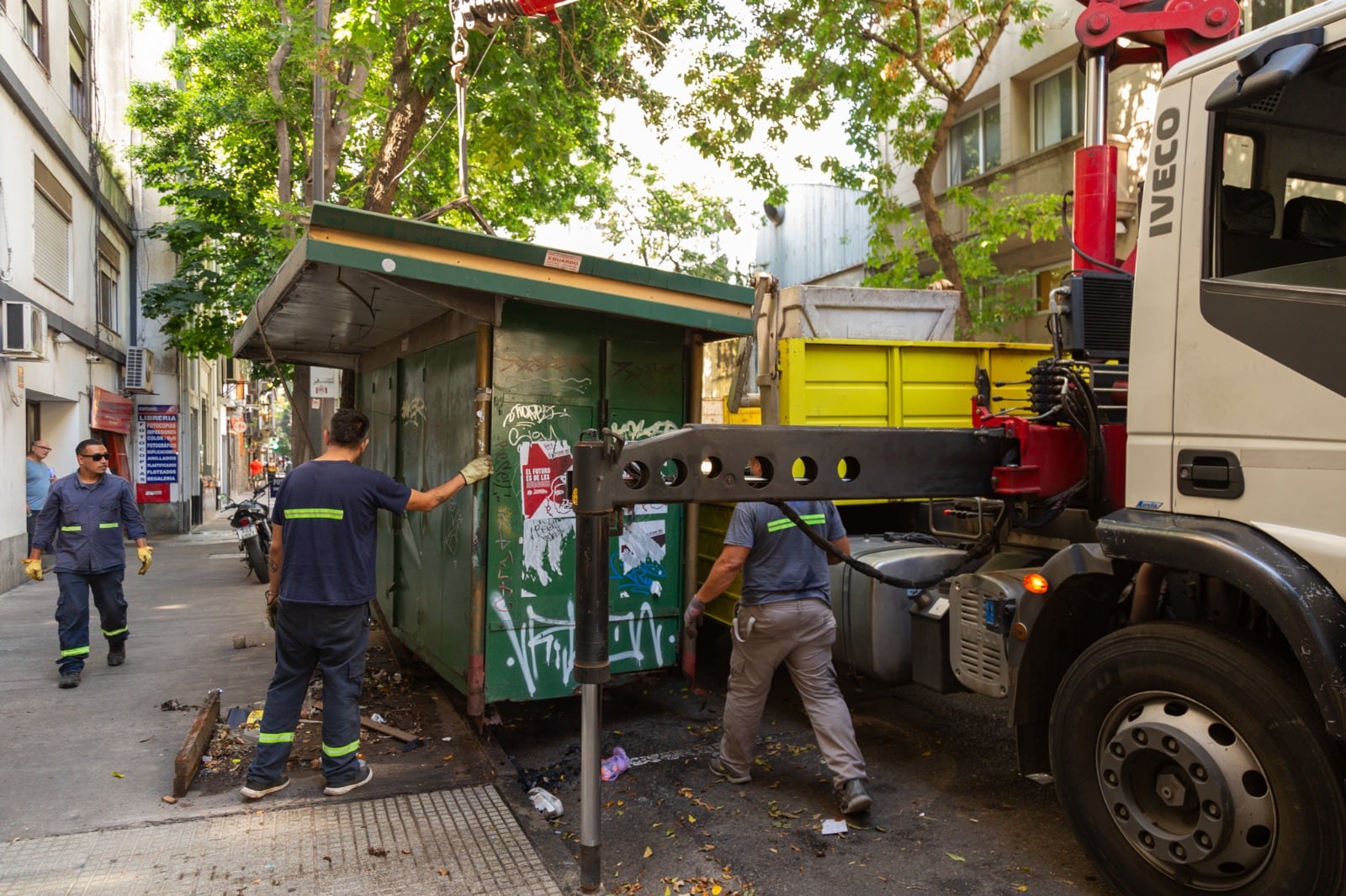 El procedimiento de retiro incluye inspecciones presenciales y notificaciones a responsables para acreditar permisos vigentes