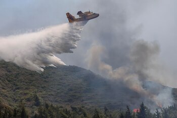 Un avión de extinción de incendios cerca del pueblo de Vati