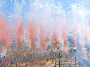 La primera mascletà de la temporada fallera se ha celebrado en la plaza del Ayuntamiento, su ubicación habitual, a cargo de la Priotècnia de València. / Ayuntamiento de València