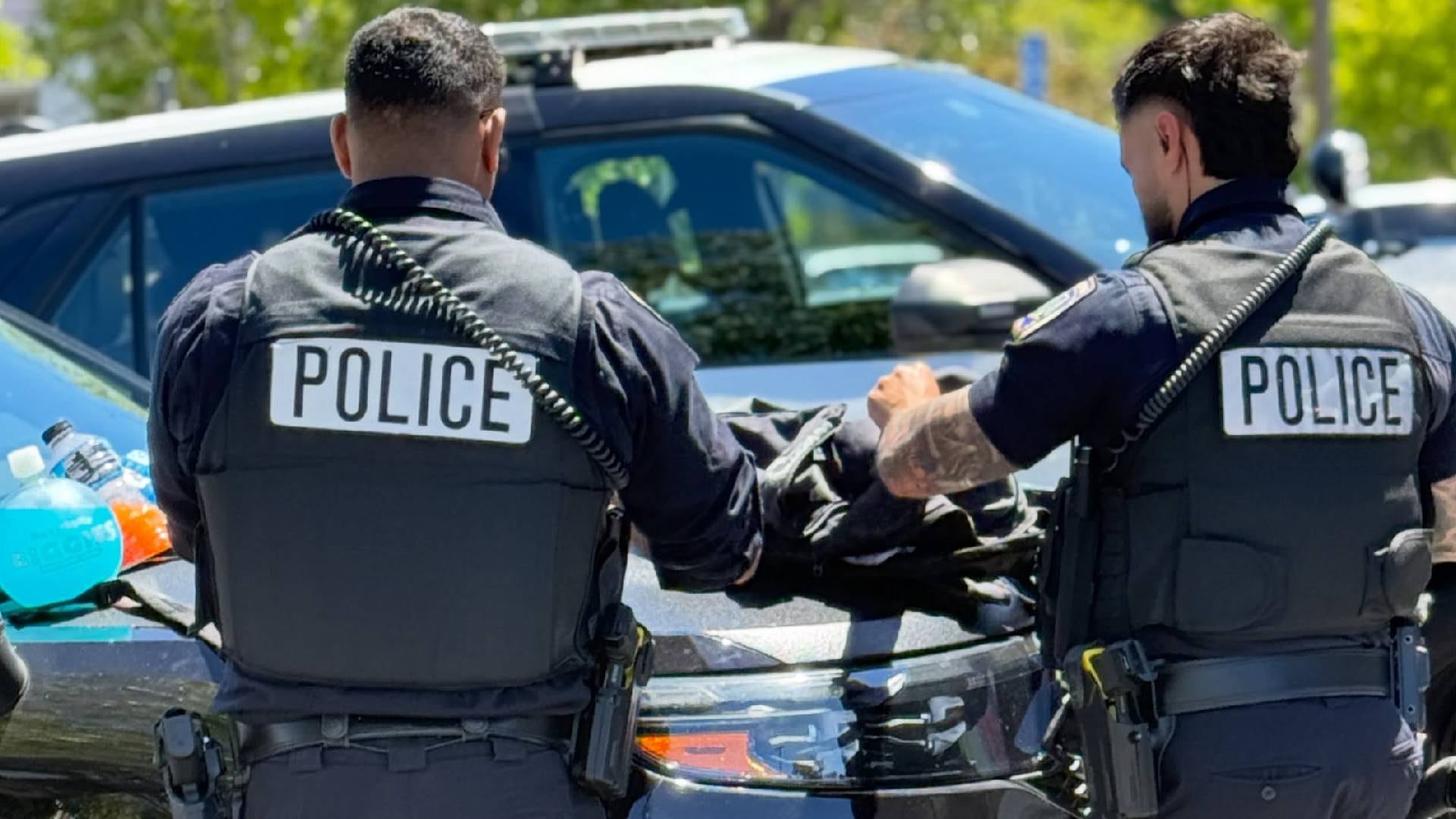Los vehículos de Waymo cuentan con cámaras y micrófonos interiores, y la empresa puede compartir información con las autoridades en situaciones de emergencia (San Mateo Police Department)