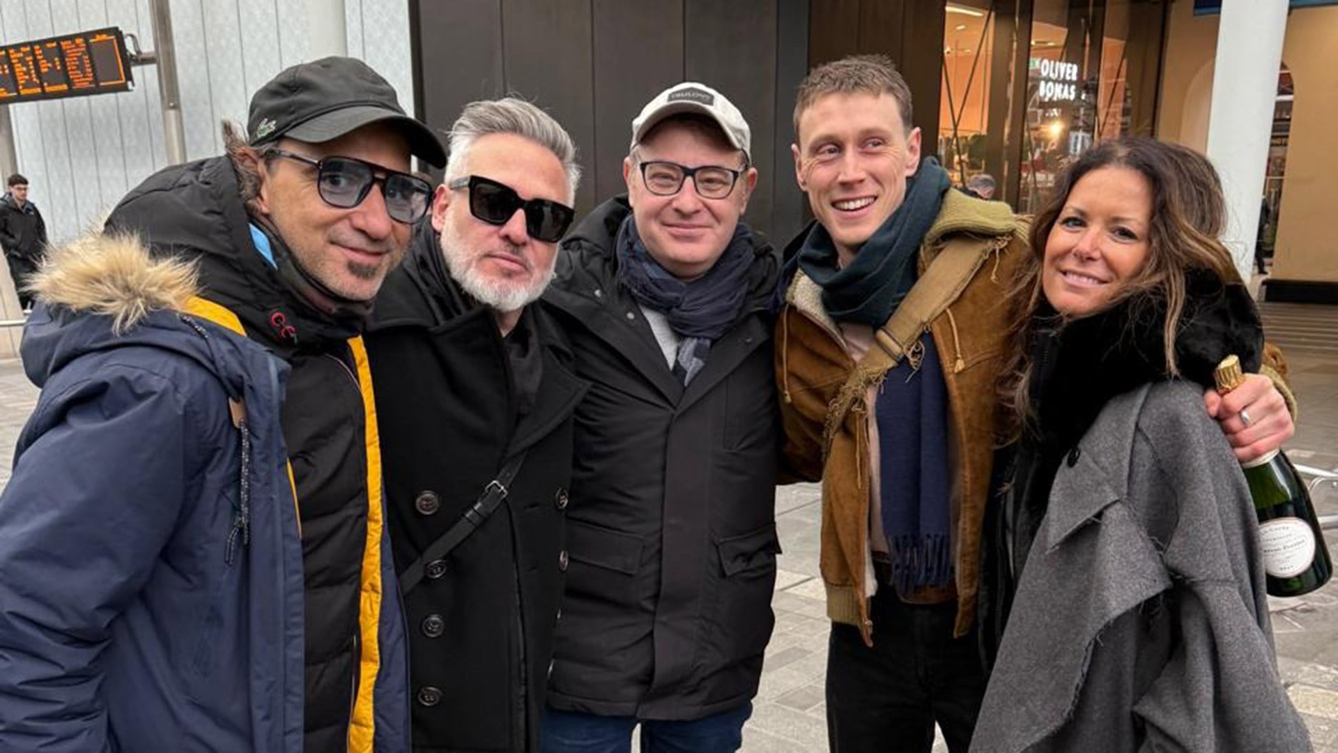 Pablo Trapero, Diego Kolankowsky, Axel Kuschevatzky, George MacKay y Juliana Wates en el final del rodaje en Londres (se viene un brindis)