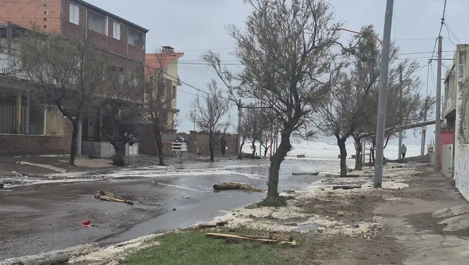 Los organismos de emergencia recomendaron a los ciudadanos evitar el tránsito por las arterias costeras anegadas