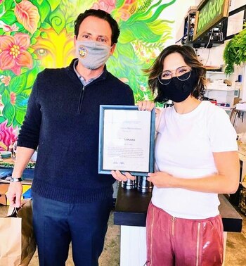 Nathan Fletcher le entrega el reconocimiento a Victoria Vannucci