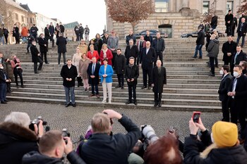 Olaf Scholz junto a miembros
