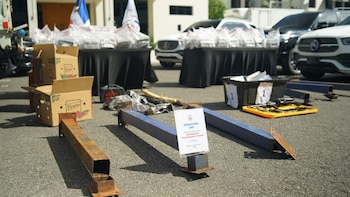 Los 168 paquetes de presunta cocaína estaban ocultos dentro de 31 tubos de metal en una edificación de la Urbanización Paraíso, en Villa González, Santiago. (Foto: DNCD)