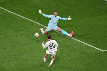 Mateo Chávez, de México, anota ante el arquero checo Matej Kovar en el encuentro mundialista realizado el miércoles 24 de junio de 2026 (AP Foto/Eduardo Verdugo)