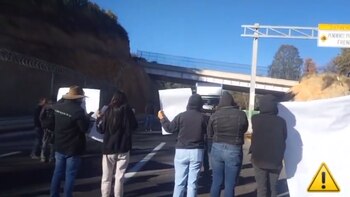 Reportan bloqueos en ambos sentidos