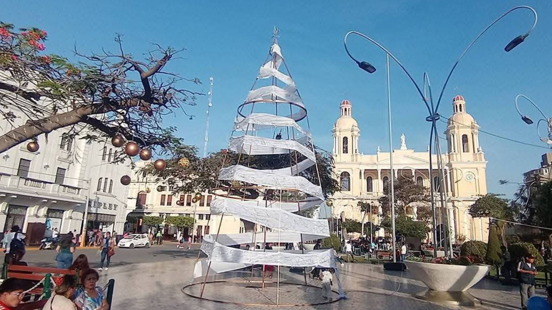 La medida se dio tras la controversia por un árbol de Navidad instalado en la Plaza de Armas, criticado por su apariencia “esquelética”, poca iluminación y materiales cuestionados
