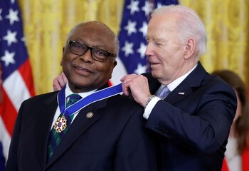 Según el congresista James E. Clyburn , Biden ha aceptado esta transición y está comprometido a garantizar que Harris obtenga la nominación y gane en noviembre. (REUTERS/Evelyn Hockstein)