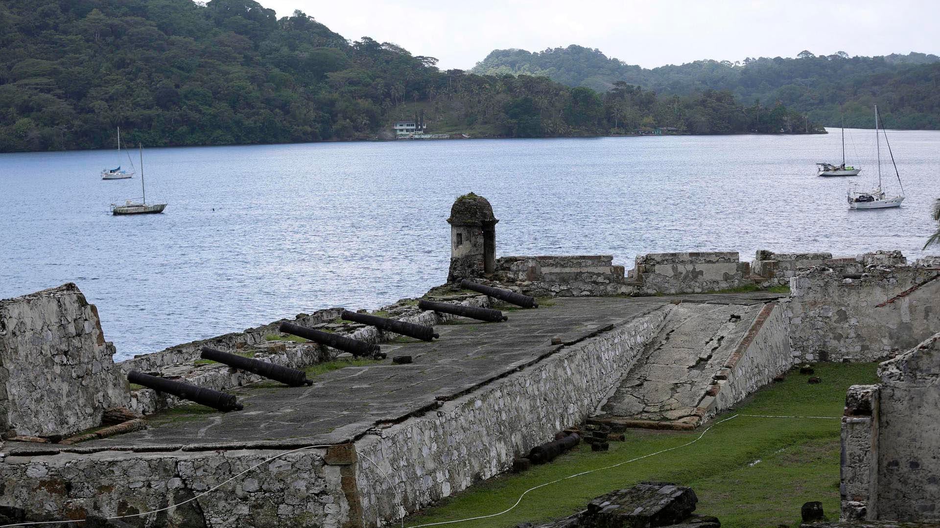 La icónica imagen del Cristo Negro fue encontrada en 1658 en la costa del antiguo puerto colonial de Portobelo. EFE/ Bienvenido Velasco
