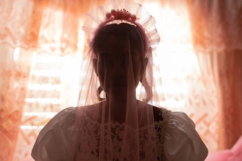 Fotografía cedida por la productora de la película Disruptiva Films en la que muestra un fragmento de la película 'Niñas Escarlata'. EFE/ Productora Mujer Escarlata