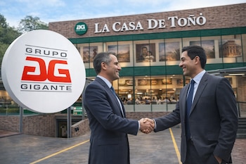 Dos hombres con traje se dan la mano frente a un edificio con el letrero La Casa de Toño y un logo circular de Grupo Gigante.