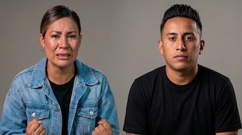 Pamela López con lágrimas en el rostro y expresión de indignación, vestida con chaqueta denim, junto a Christian Cueva con camiseta negra, en fondo gris.
