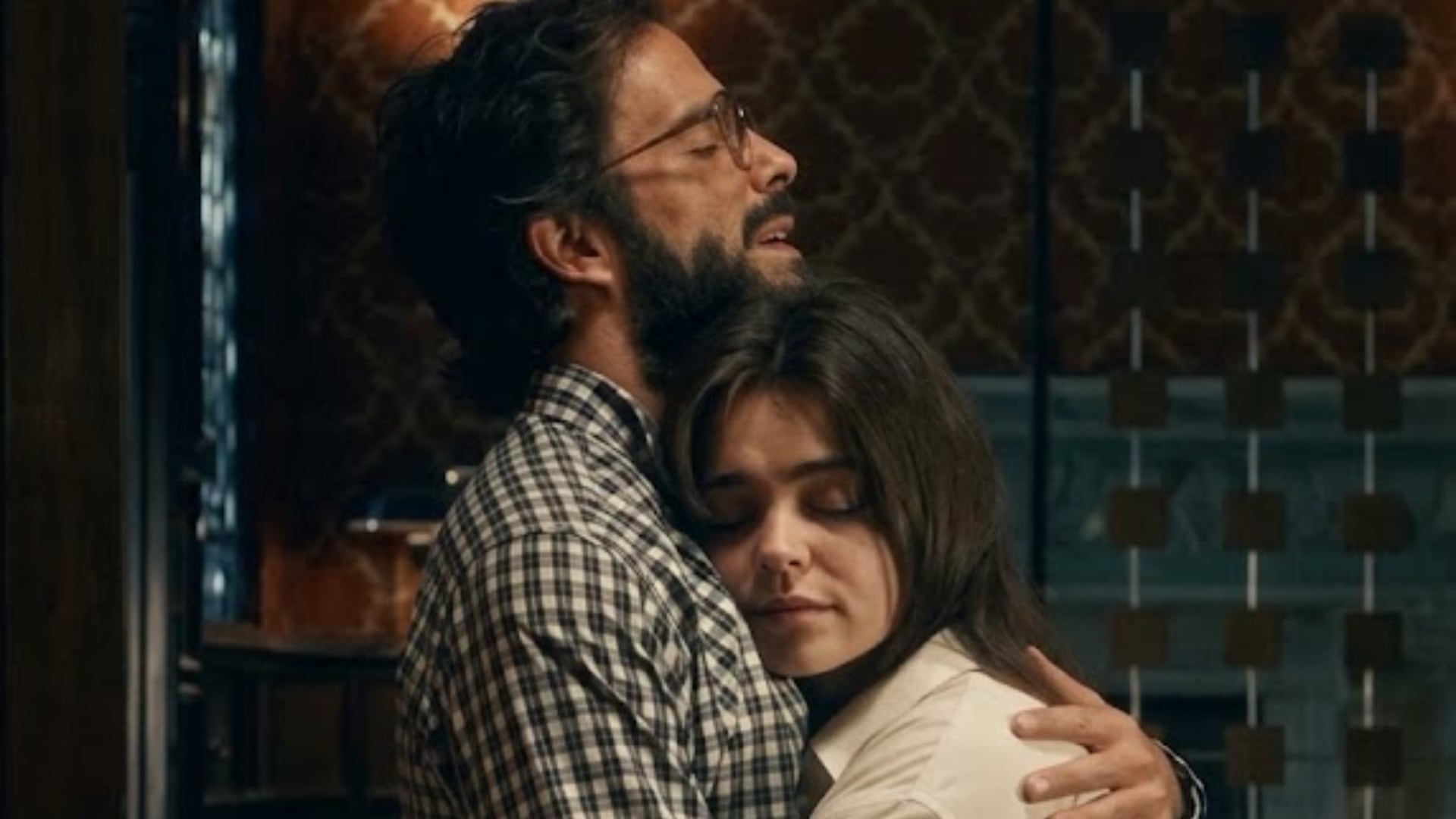 Osvaldo Benavides y Macarena García en una escena de la serie. (Instagram: Vix)