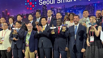 El intendente de Escobar Ariel Sujarchuk ganó el Seoul Smart City Prize en Corea del Sur