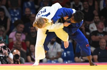 Prisca Awiti Alcaraz, azul) durante