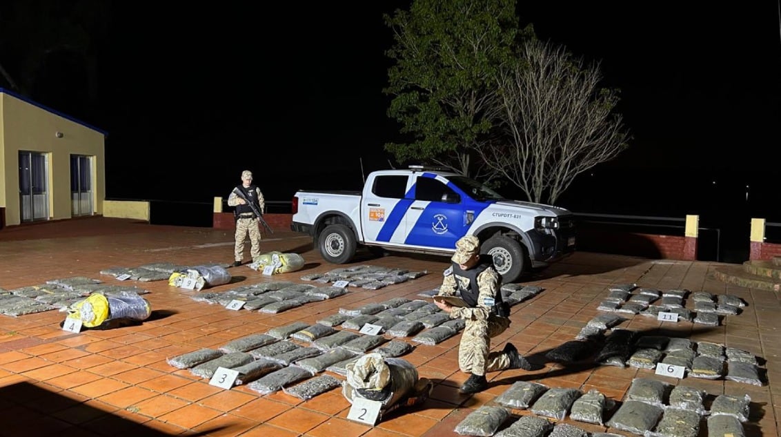 La Prefectura Naval Argentina secuestró más de 400 kilos de marihuana en dos operativos en Misiones y valuó el cargamento en casi 1.700 millones de pesos (Prefectura Naval Nacional)