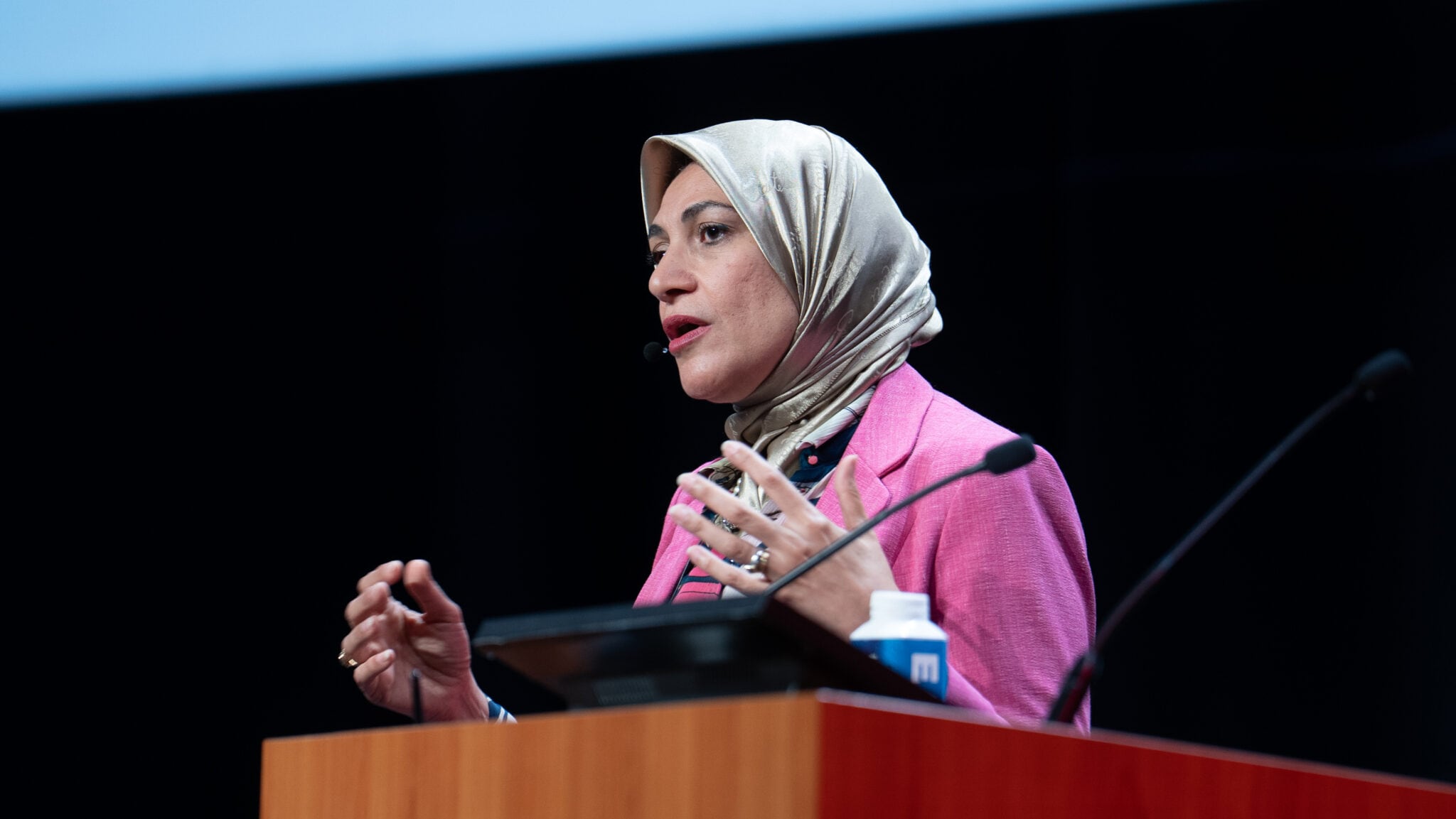 La doctora egipcia Shereen Hussein, catedrática de Políticas de Salud y Asistencia Social en la Escuela de Higiene y Medicina Tropical de Londres, expuso sobre el cambio climático como riesgo estructural para la atención a largo plazo