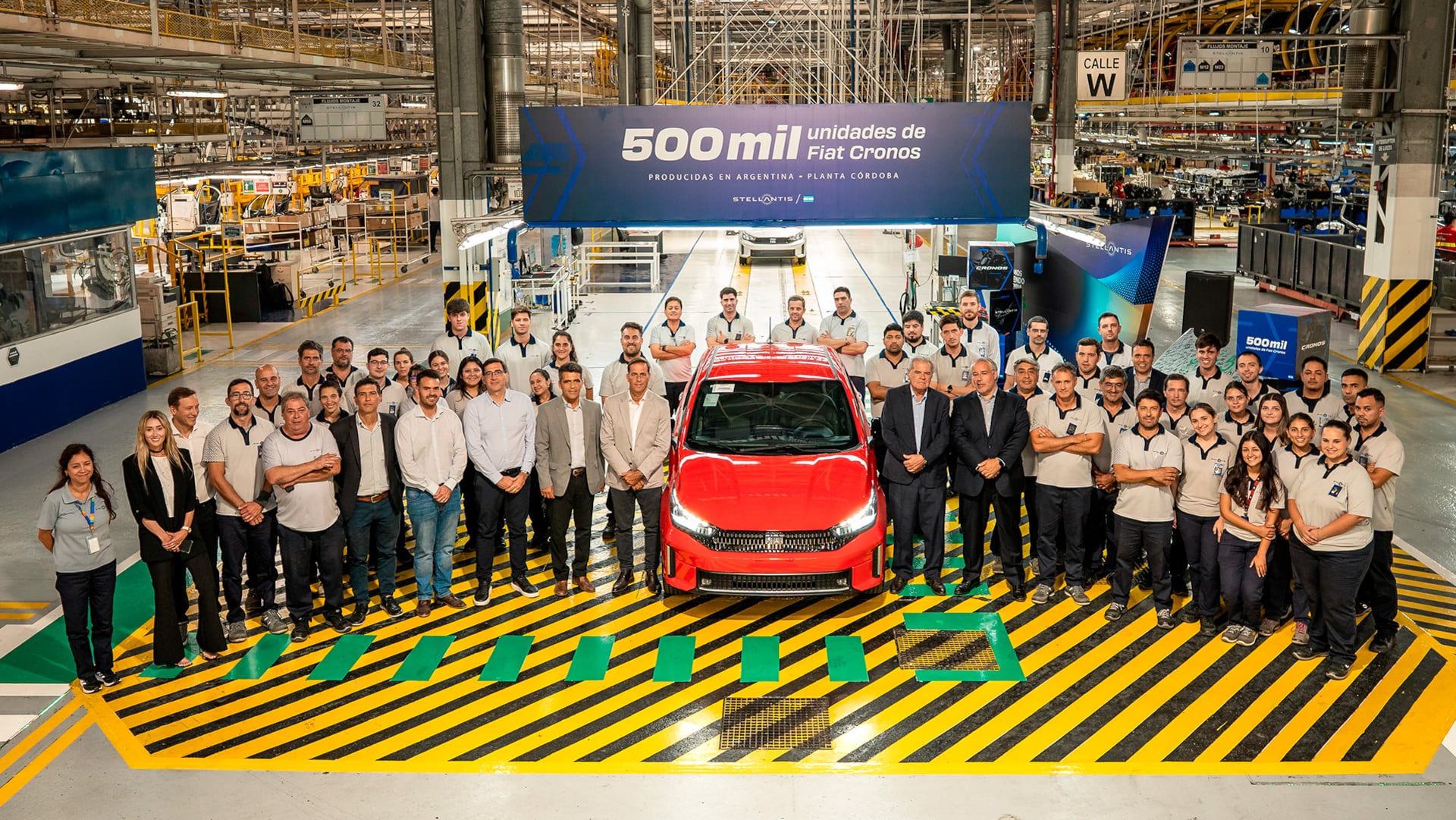 Empleados y directivos de Stellantis celebran la producción de la unidad número 500.000 del Fiat Cronos en la planta de Córdoba, Argentina, marcando un logro significativo para la industria automotriz local. (Stellantis Argentina)