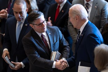 El presidente Joe Biden saluda