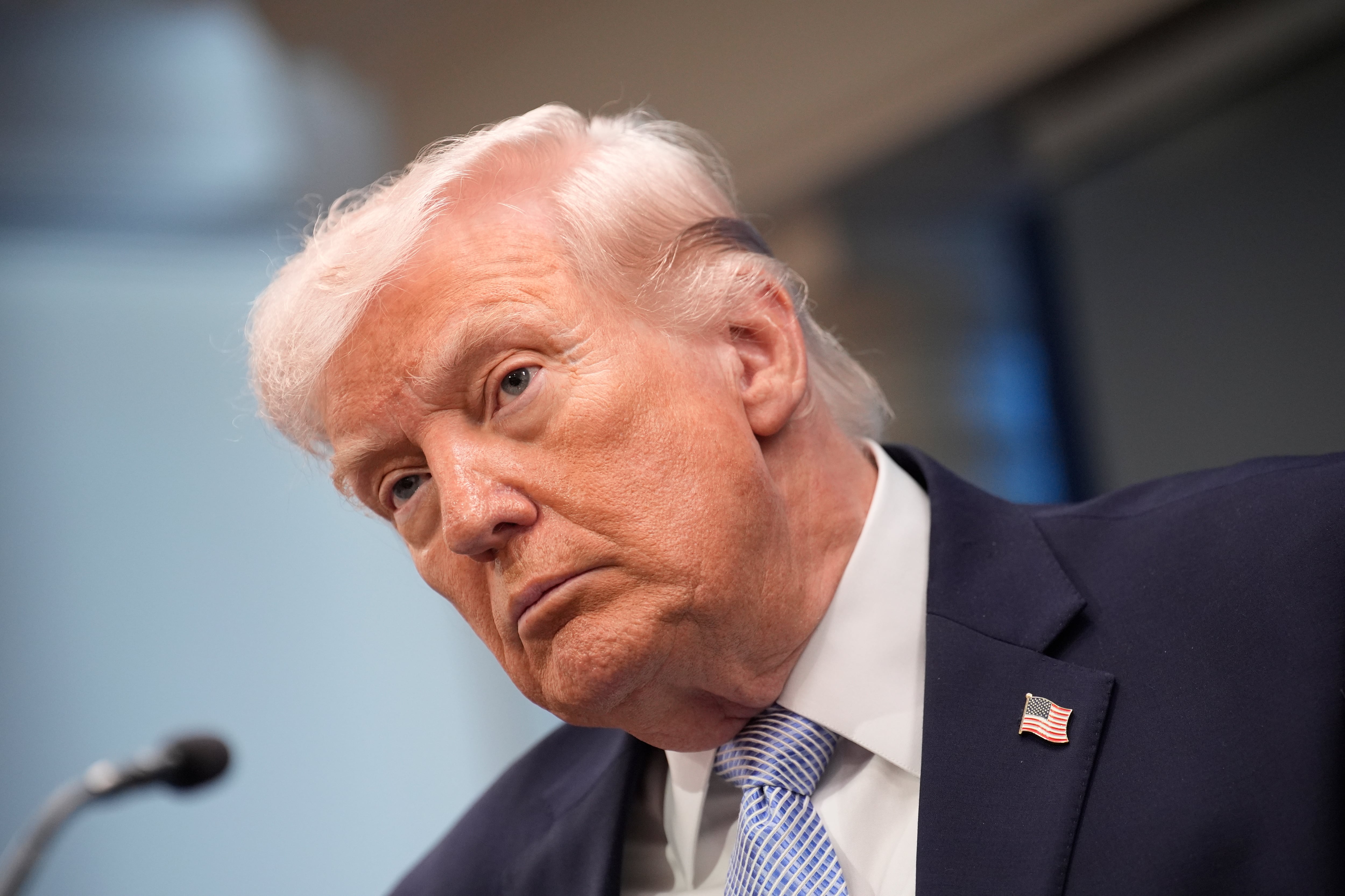 Trump dijo en una entrevista telefónica con AFP que Estados Unidos logró una “victoria total y completa” tras acordar el alto el fuego con Irán (EFE/YURI GRIPAS)