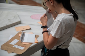 Una mujer votando las elecciones