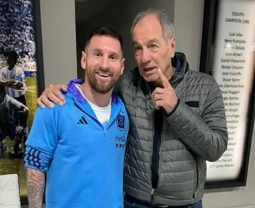 Lionel Messi posa junto al director técnico Francisco Ferraro, años después de la gesta en el Sub 20