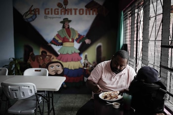 Un par de comensales fue registrado al degustar platos típicos de la gastronomía nicaragüense, en el restaurante "La Gigantona", en San José (Costa Rica). EFE/Jeffrey Arguedas