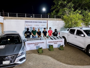 Una pickup y un sedán fueron asegurados por las autoridades. Crédito: SSP Sinaloa
