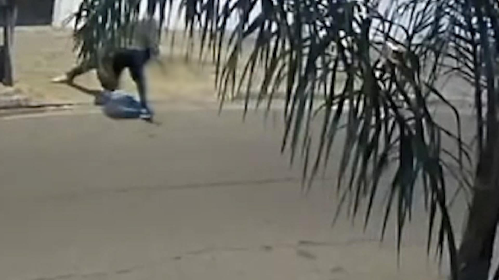 Una imagen de seguridad capta el momento en que un remisero fue atacado en San Justo para robarle el celular