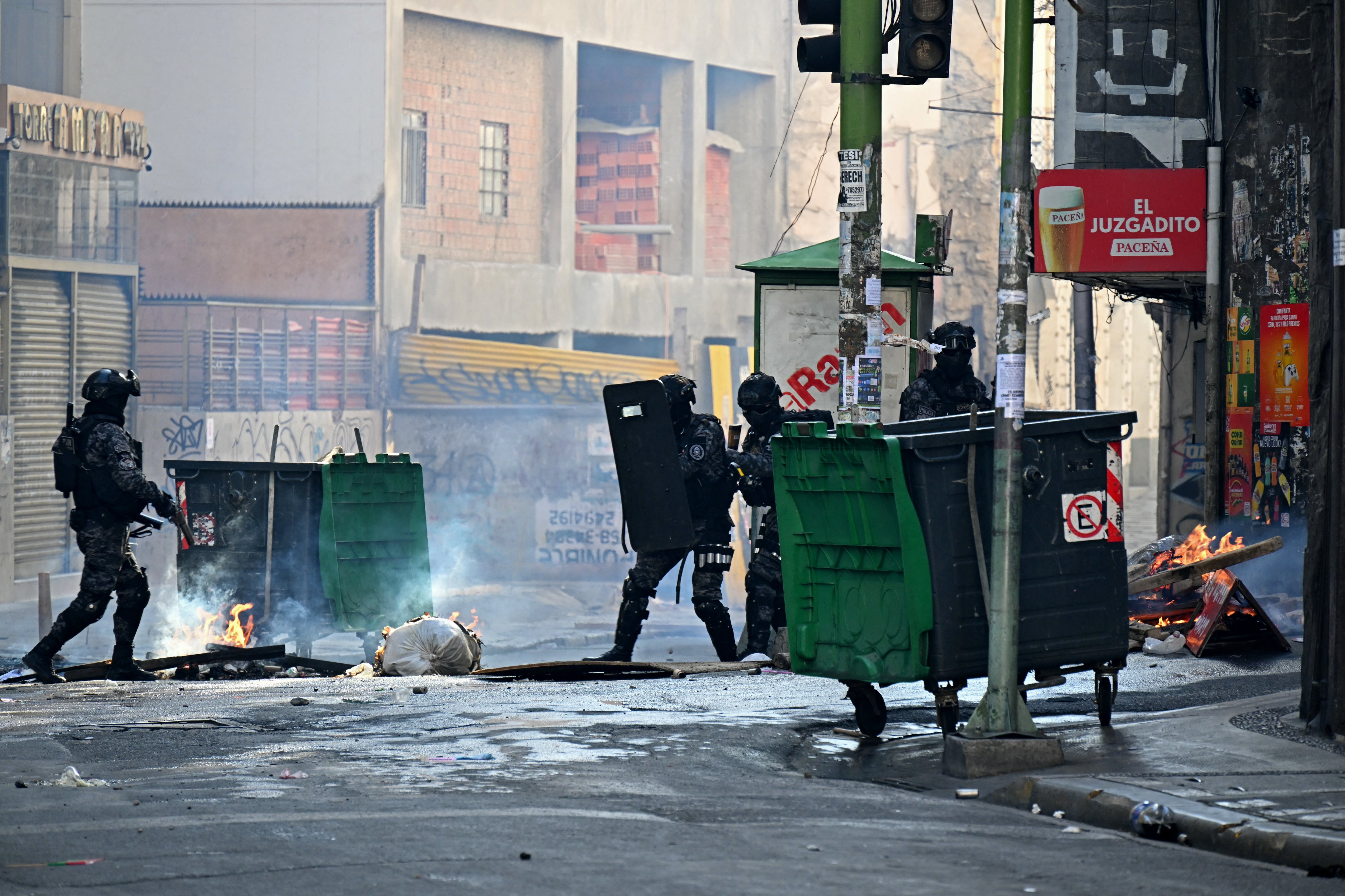 Policías y mineros protagonizan violentos enfrentamientos en La Paz durante una movilización (AIZAR RALDES/AFP)