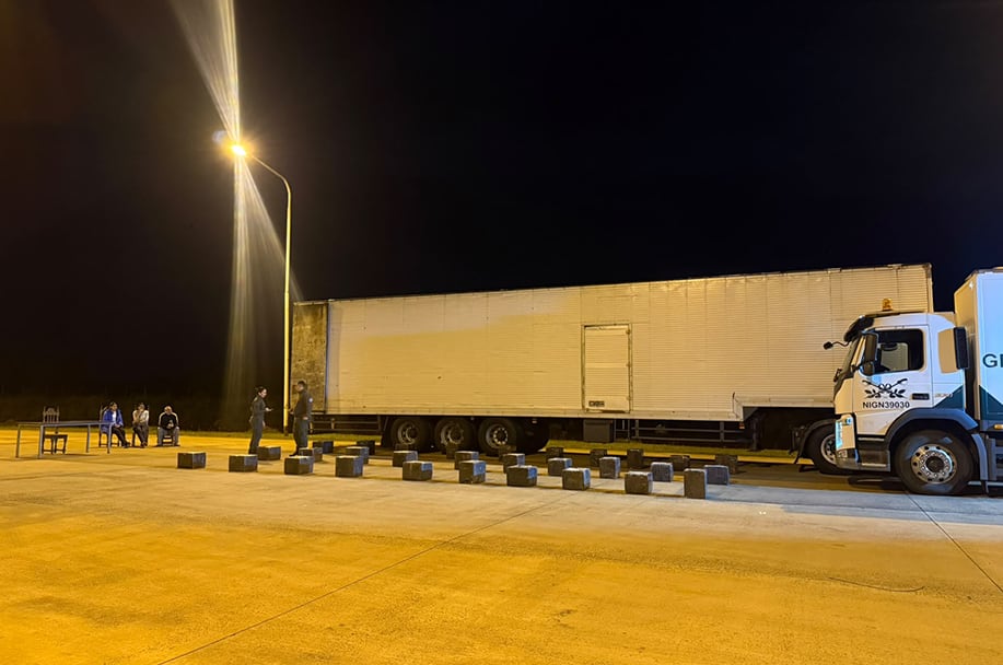 Gendarmería detectó 30 cajas de madera con 584 paquetes de marihuana dentro de un camión de encomiendas (Fuente: Fiscales)