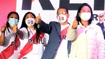 La hija de Alberto Fujimori aparece junto al candidato al Parlamento Andino y su hija Carmen Encinas, durante el "Cierre de campaña cristiana" con líderes evangélicos, el 31 de mayo del 2021. | Facebook