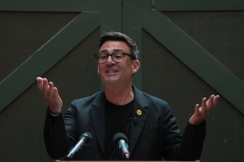 Andy Burnham, del Partido Laborista, pronuncia un discurso en el Museo de Historia del Pueblo en Manchester, Inglaterra. (AP Foto/Alastair Grant)