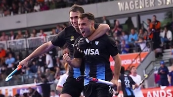 Los Leones derrotaron 3-1 a Inglaterra y dieron un paso clave en el Mundial de hockey sobre césped