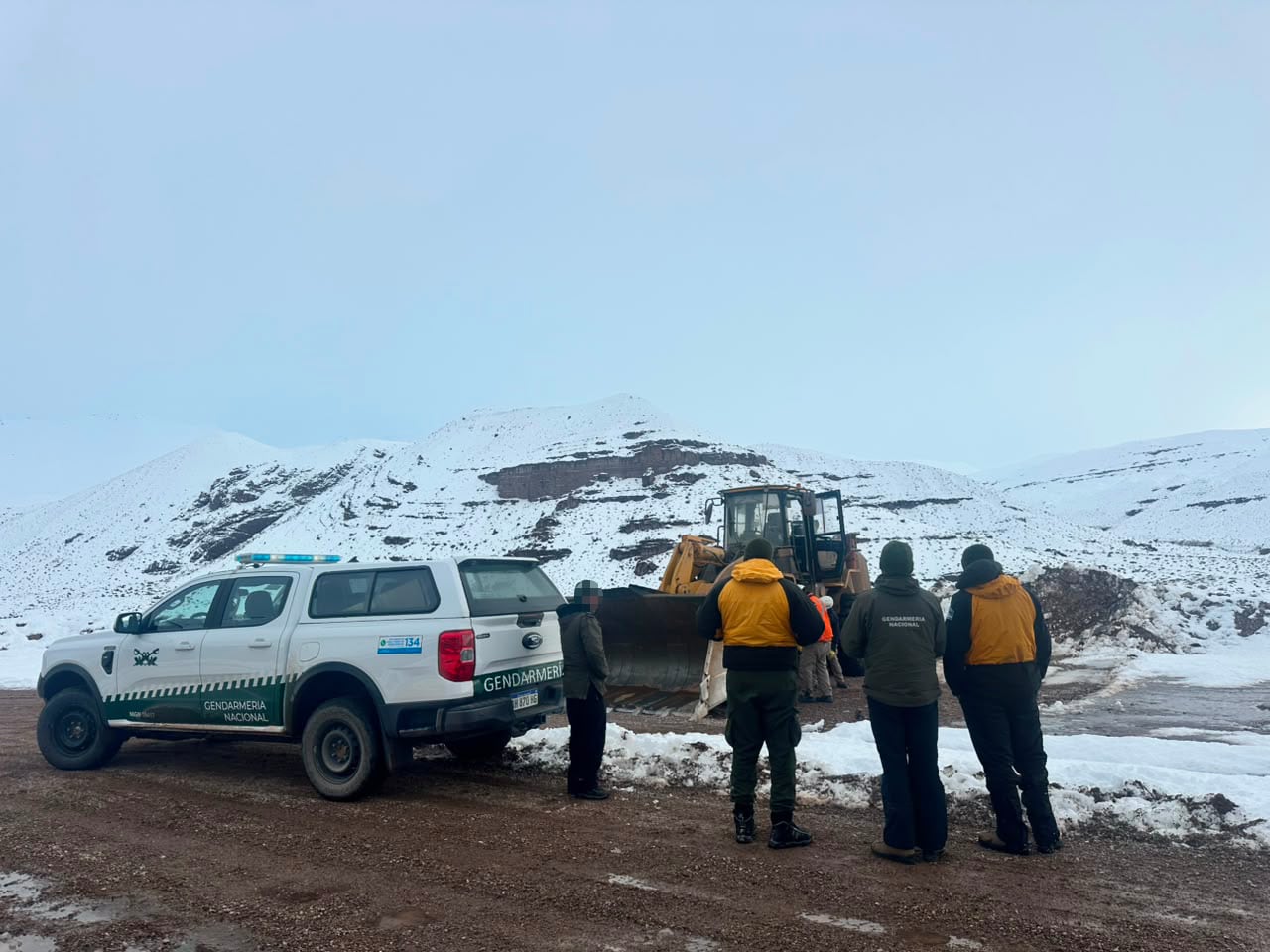 Personal de Gendarmería supervisa los trabajos de rescate a una familia de cinco personas y un puestero en la provincia de San Juan (Gendarmería Nacional)