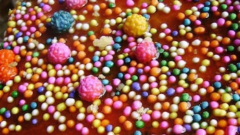 El producto debe presentar una forma cúbica o de paralelepípedo, base plana y una corteza de color dorado rojizo.