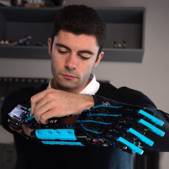David Aguilar con su brazo de LEGO. (Instagram)