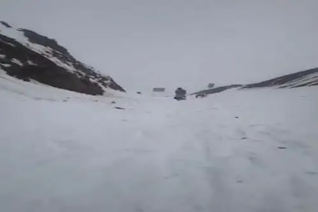 La nieve también dificultó el paso de vehículos que circulaban por la zona. Andina