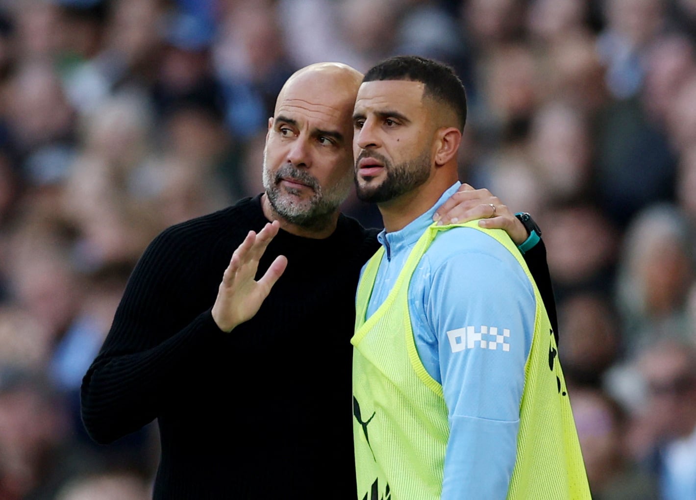 Pep Guardiola le da indicaciones a Kyle Walker durante un partido de Manchester City (Reuters/Lee Smith)