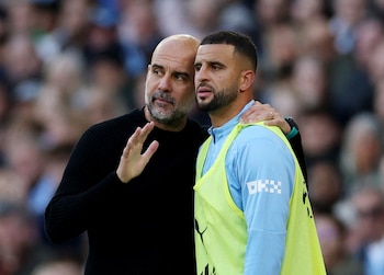 Pep Guardiola le da indicaciones a Kyle Walker durante un partido de Manchester City (Reuters/Lee Smith)